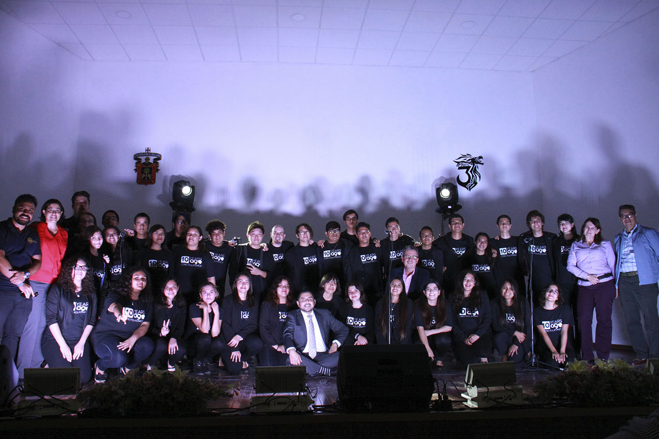 Alumnos en escenario de auditorio