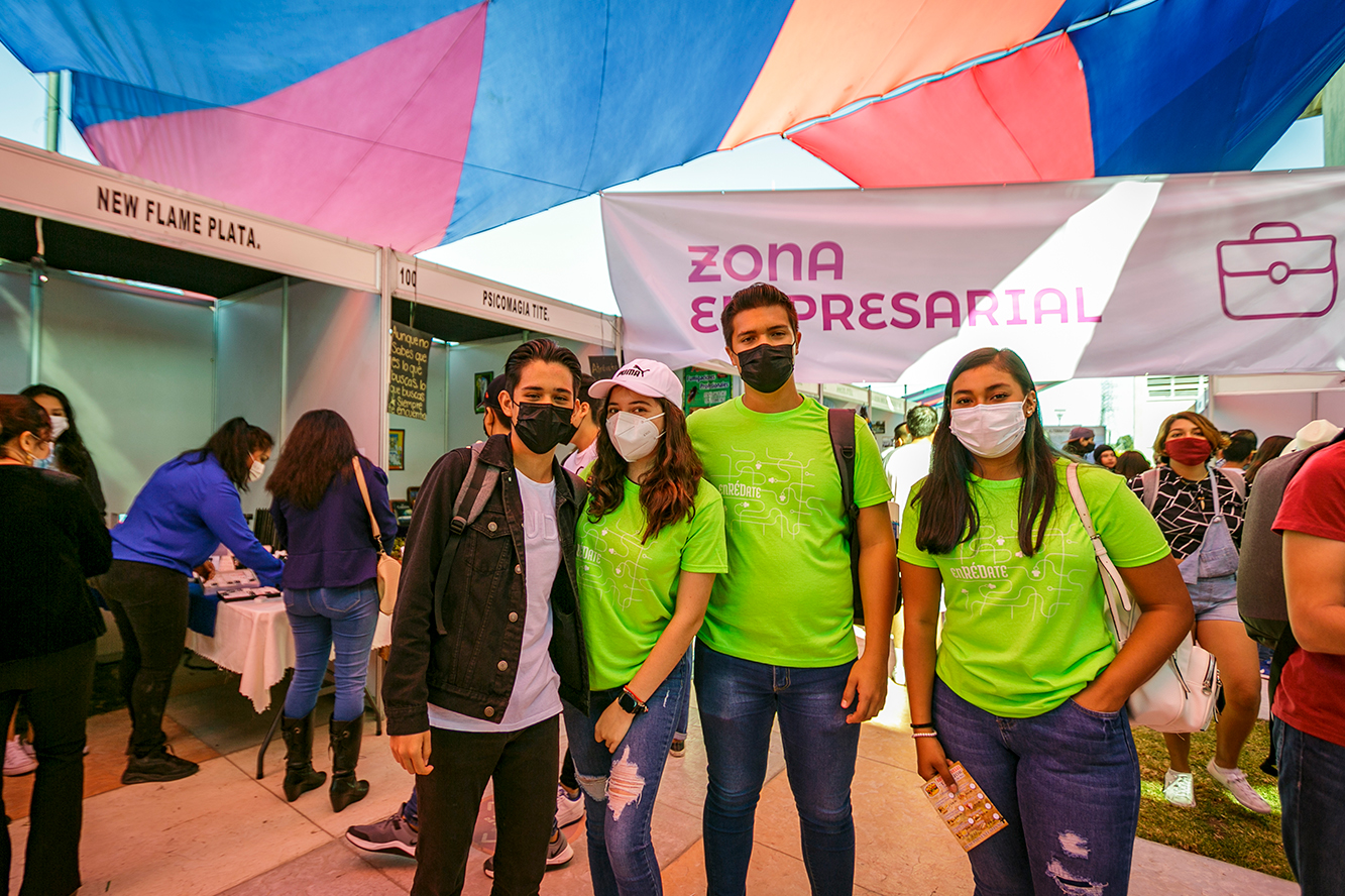 Grupo de alumnos que participan en modelos de emprendimiento innovadores en el plantel