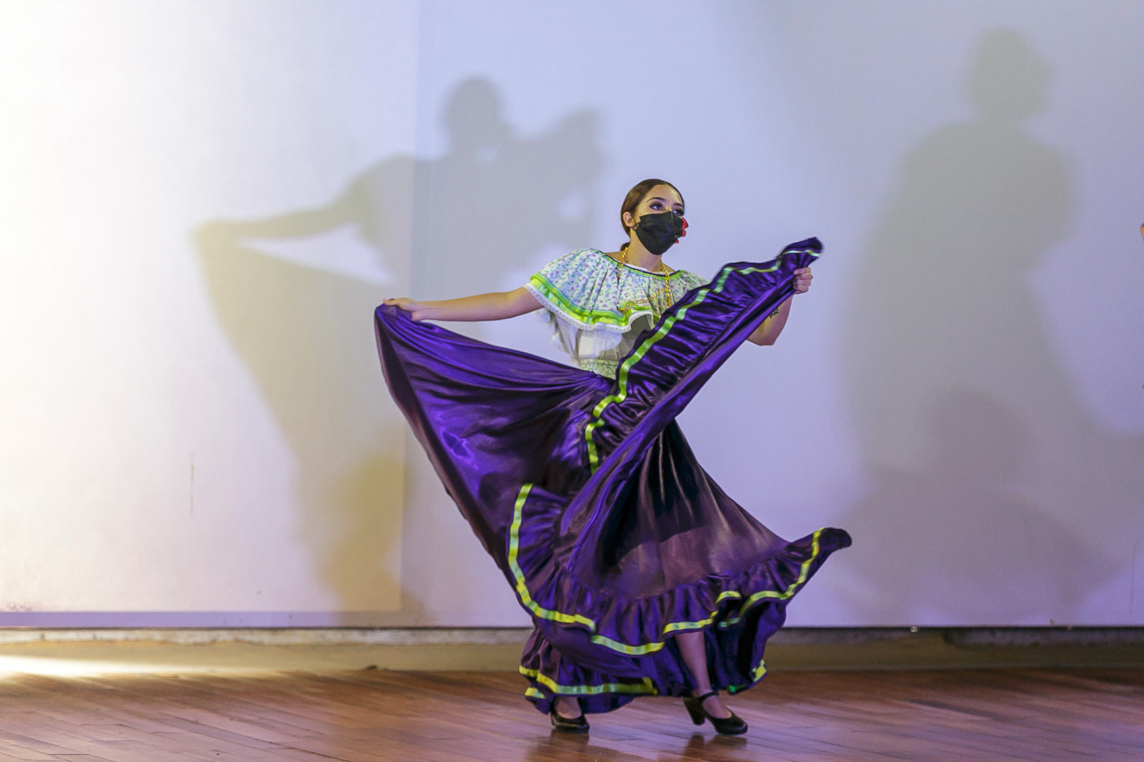 Bailarina de folclor en escenario