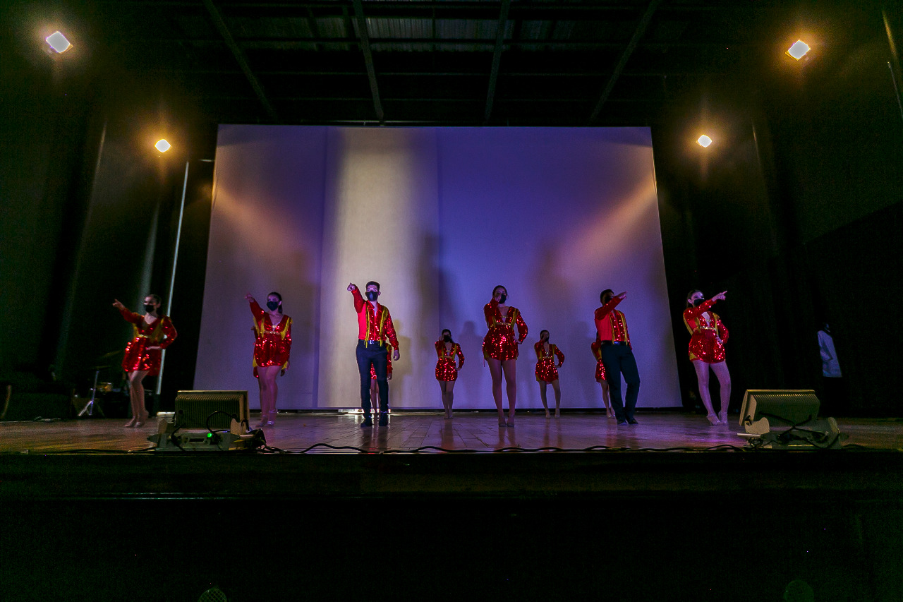 Grupo de danza en escenario