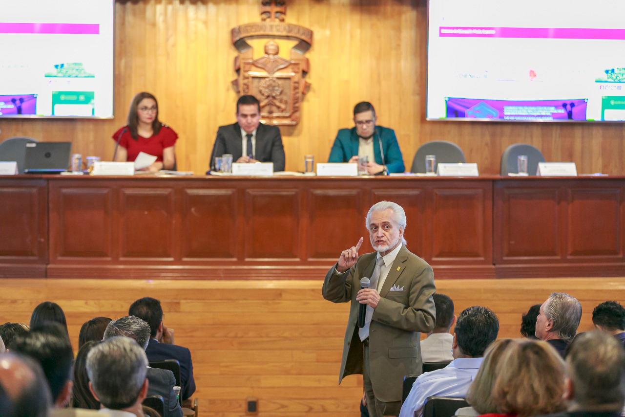 maestro Jurado Parres en uso de la voz