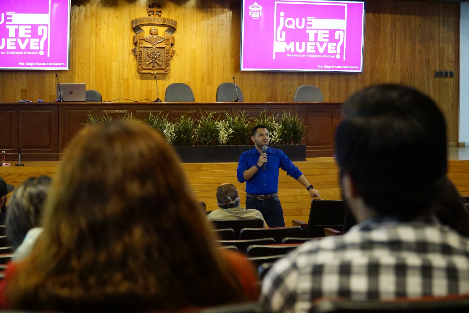 Ponente frente a asistentes en auditorio