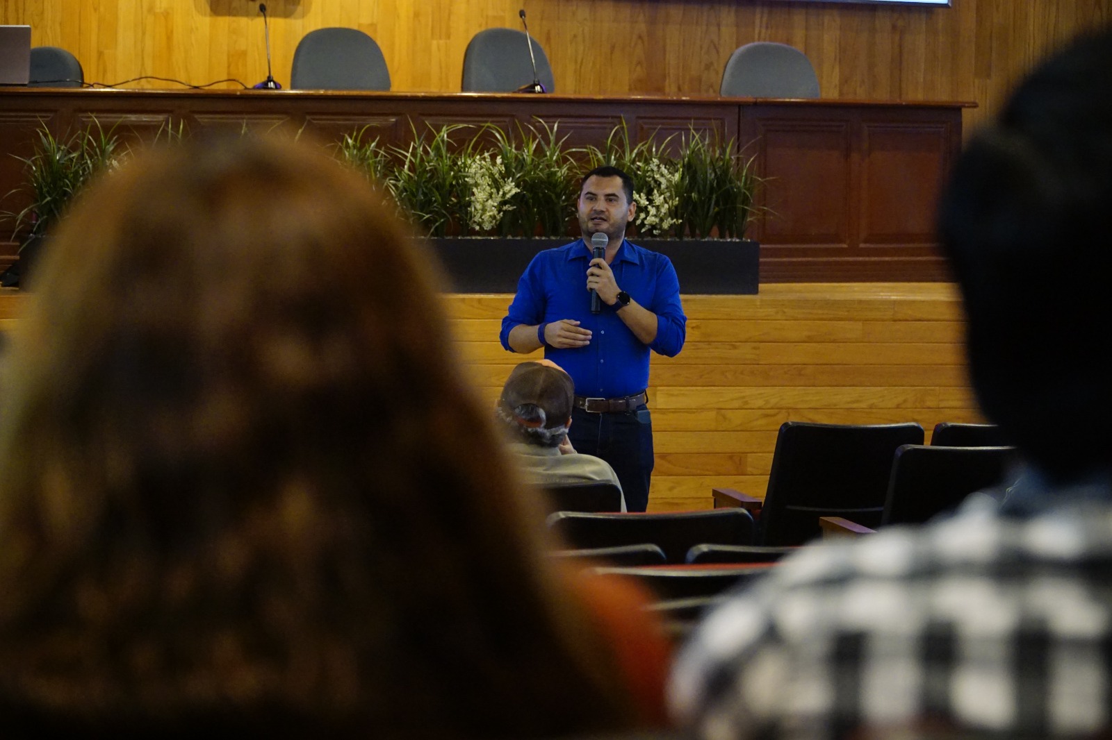 Ponente frente a asistentes en auditorio