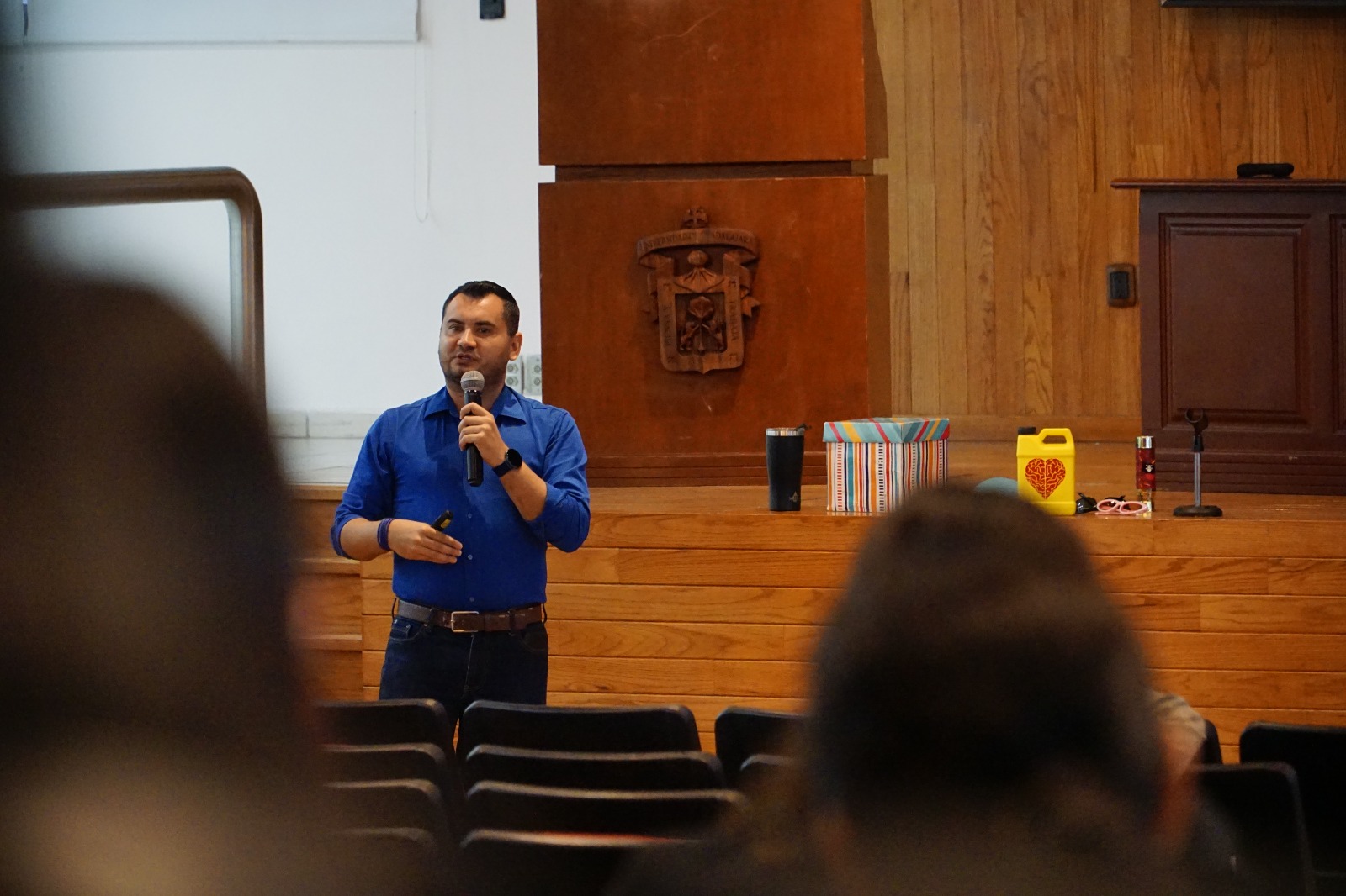 Ponente frente a asistentes en auditorio