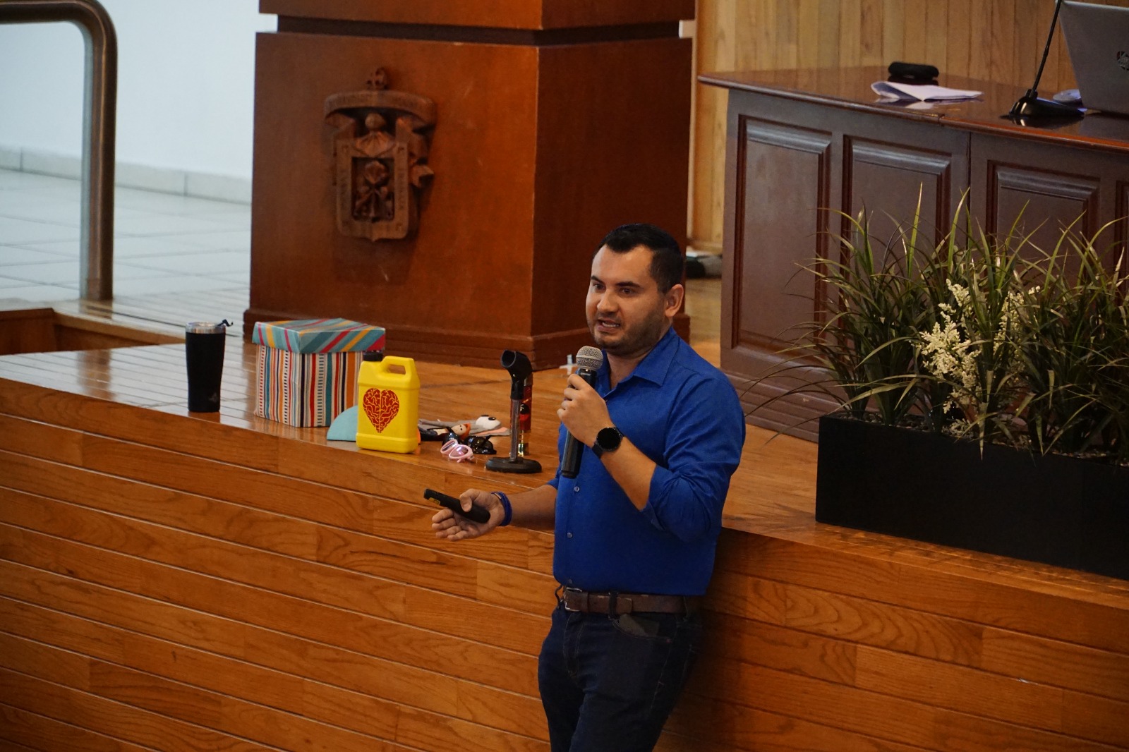 Ponente frente a asistentes en auditorio