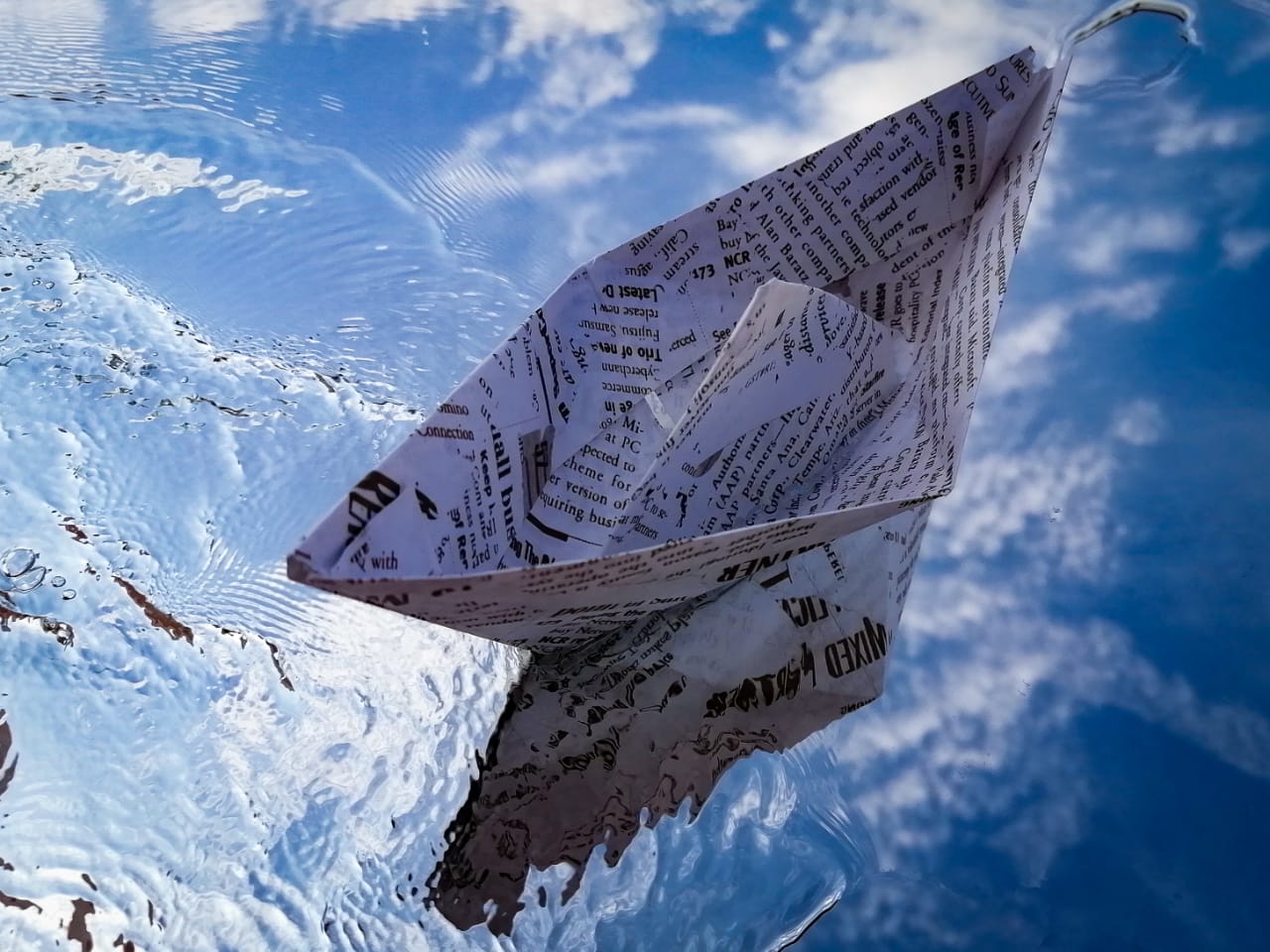 Barco de papel sobre agua