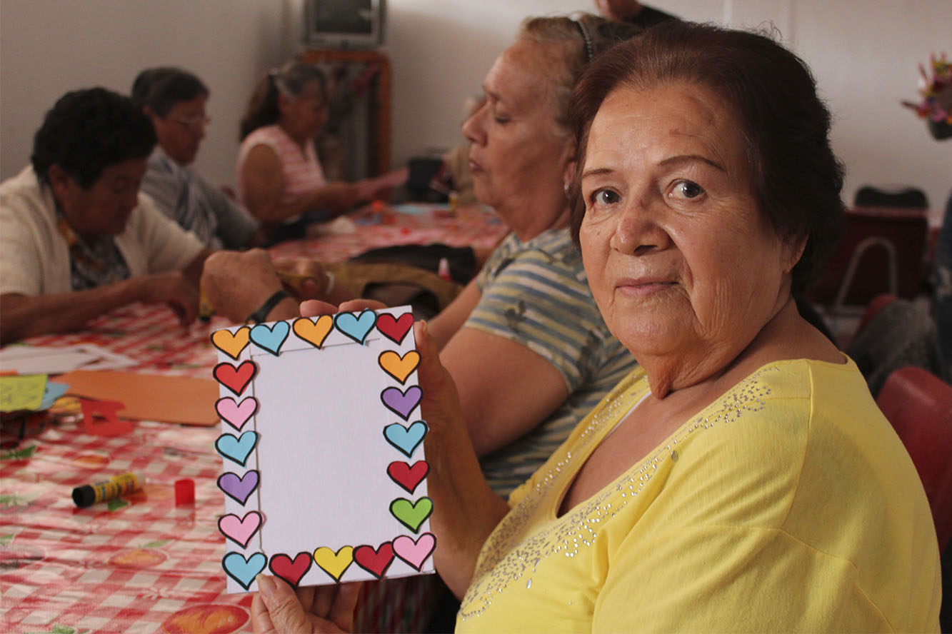 Adulto mayor con manualidad