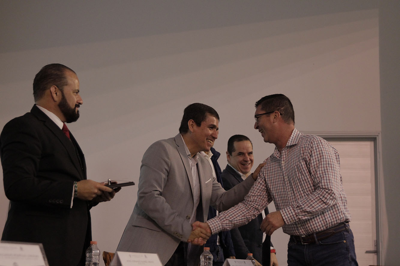 Autoridades del evento en presidium