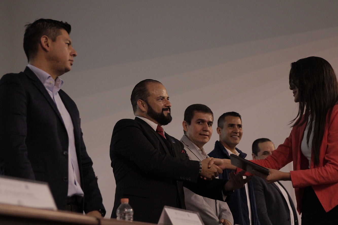 Autoridades del evento en presidium