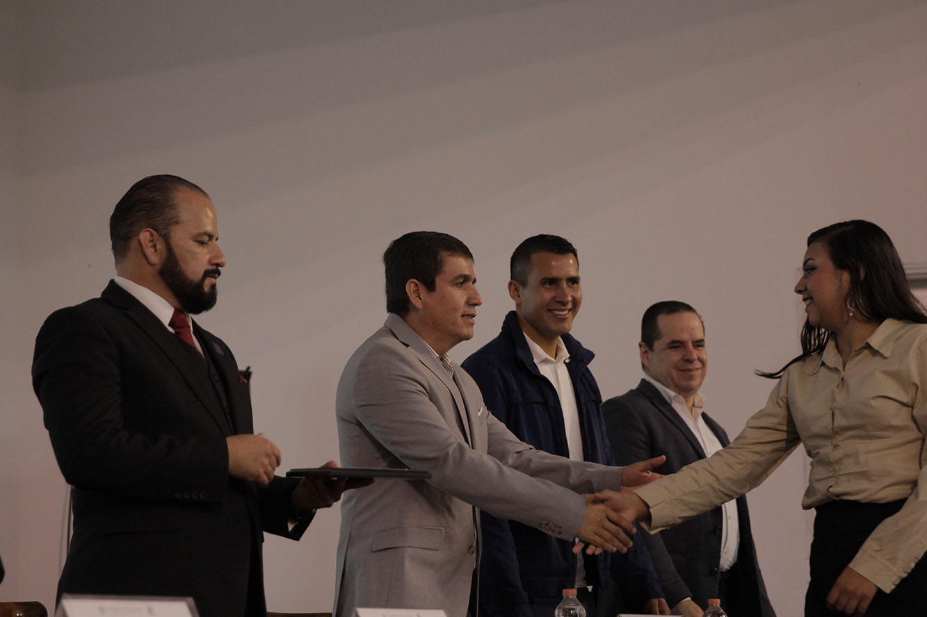 Autoridades del evento en presidium
