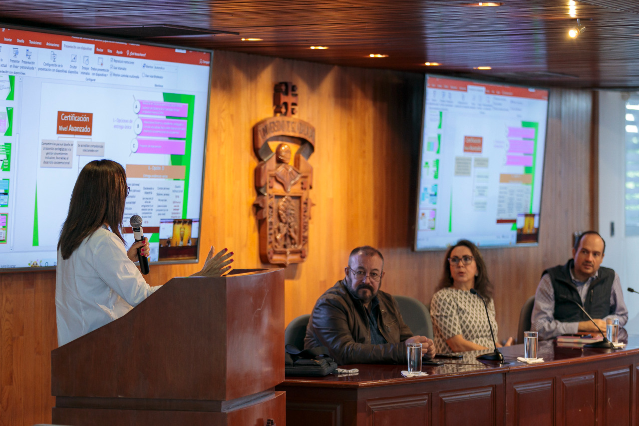 Autoridades del evento en presídium