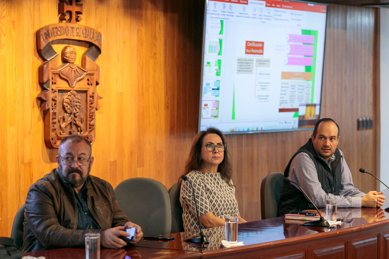 Autoridades del evento en presídium