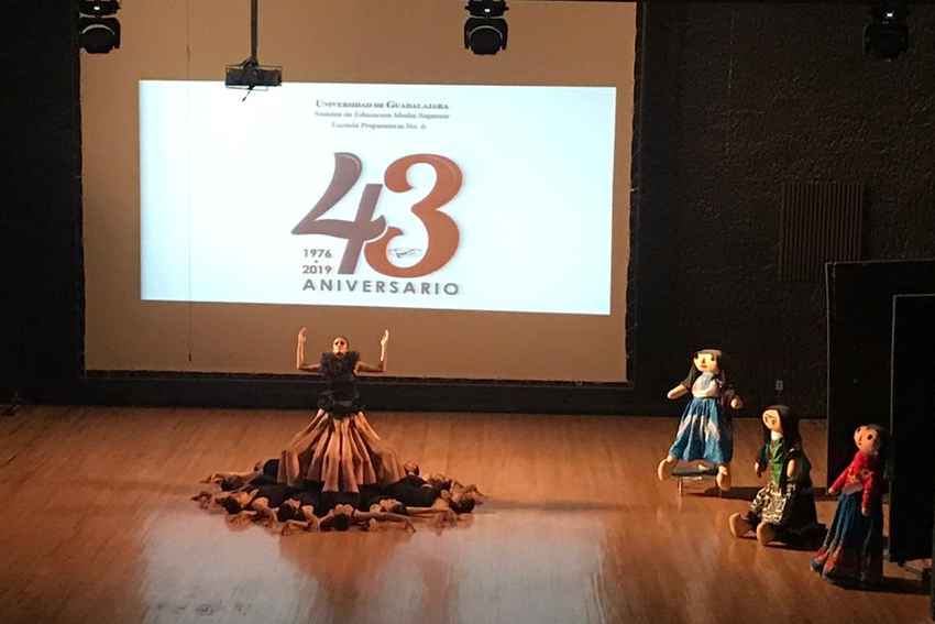 Alumnos caracterizados en escenario