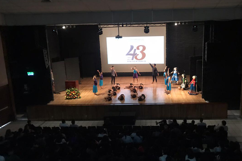 Alumnos caracterizados en escenario