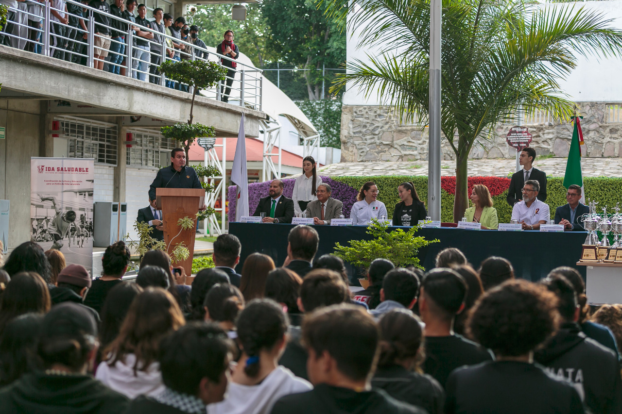 Autoridades del evento en presídium