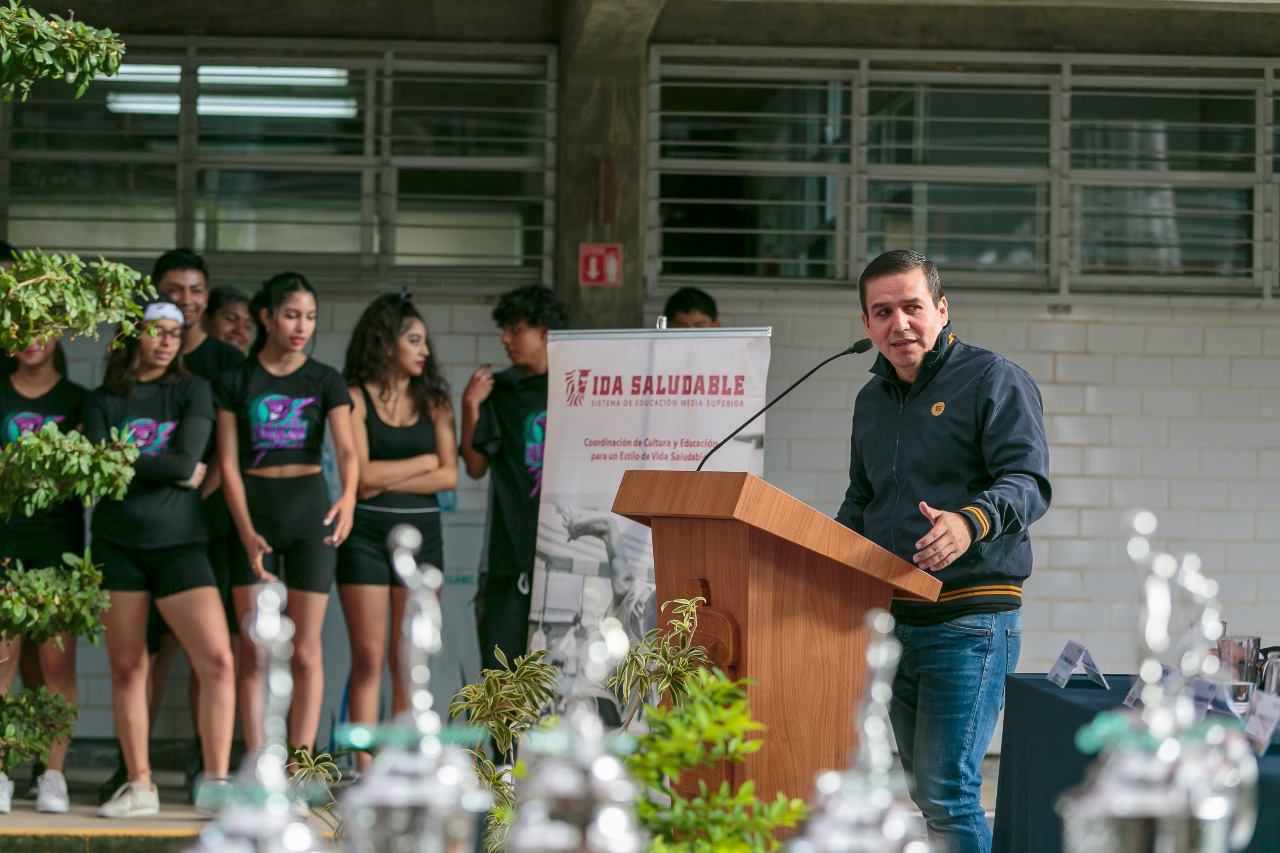 Maestro César Barba en uso de la voz