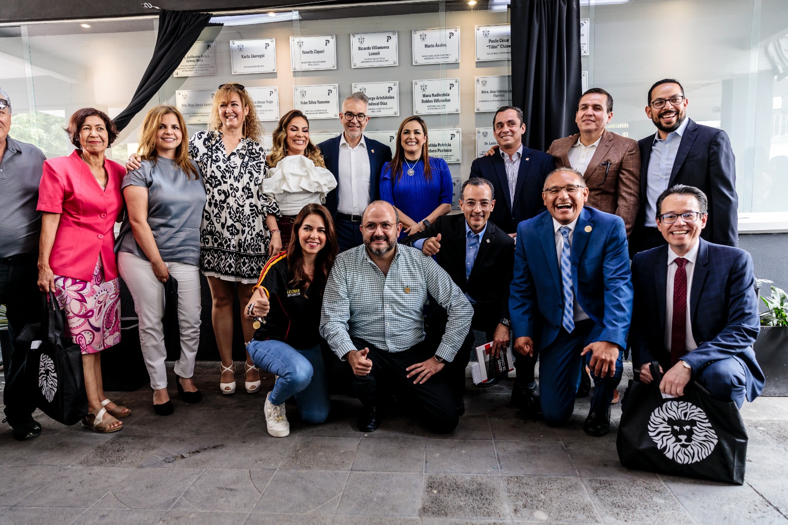 develadas en el pasillo principal de la preparatoria, dos galerías de placas conmemorativa