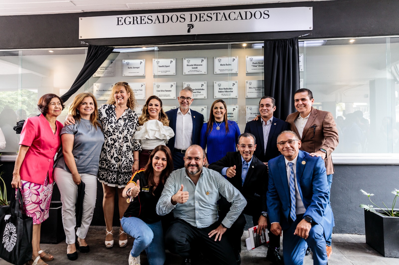 develadas en el pasillo principal de la preparatoria, dos galerías de placas conmemorativa