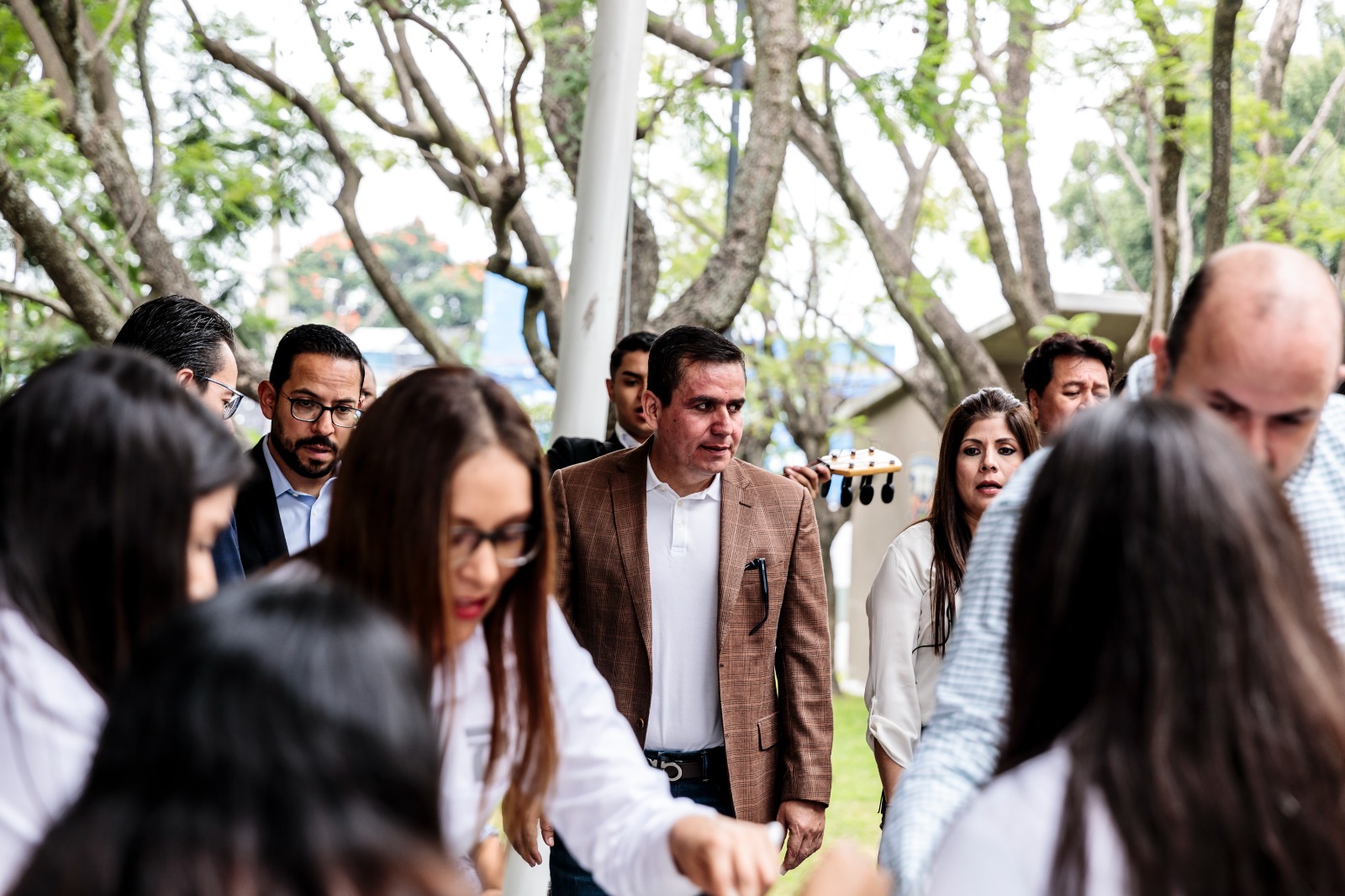 Participantes en actividad en pasillos del plantel