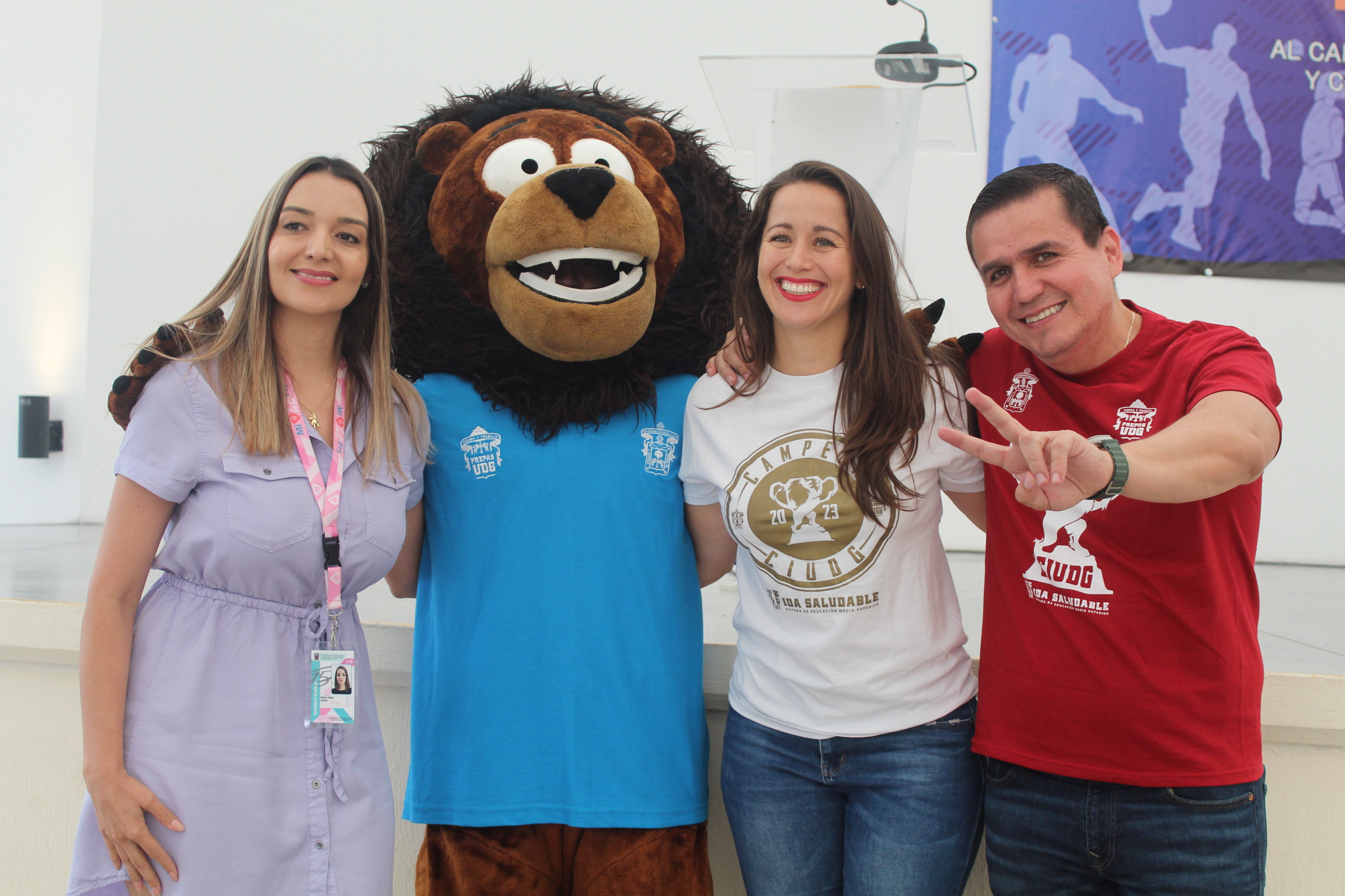 Autoridades del evento junto a botarga de León Negro