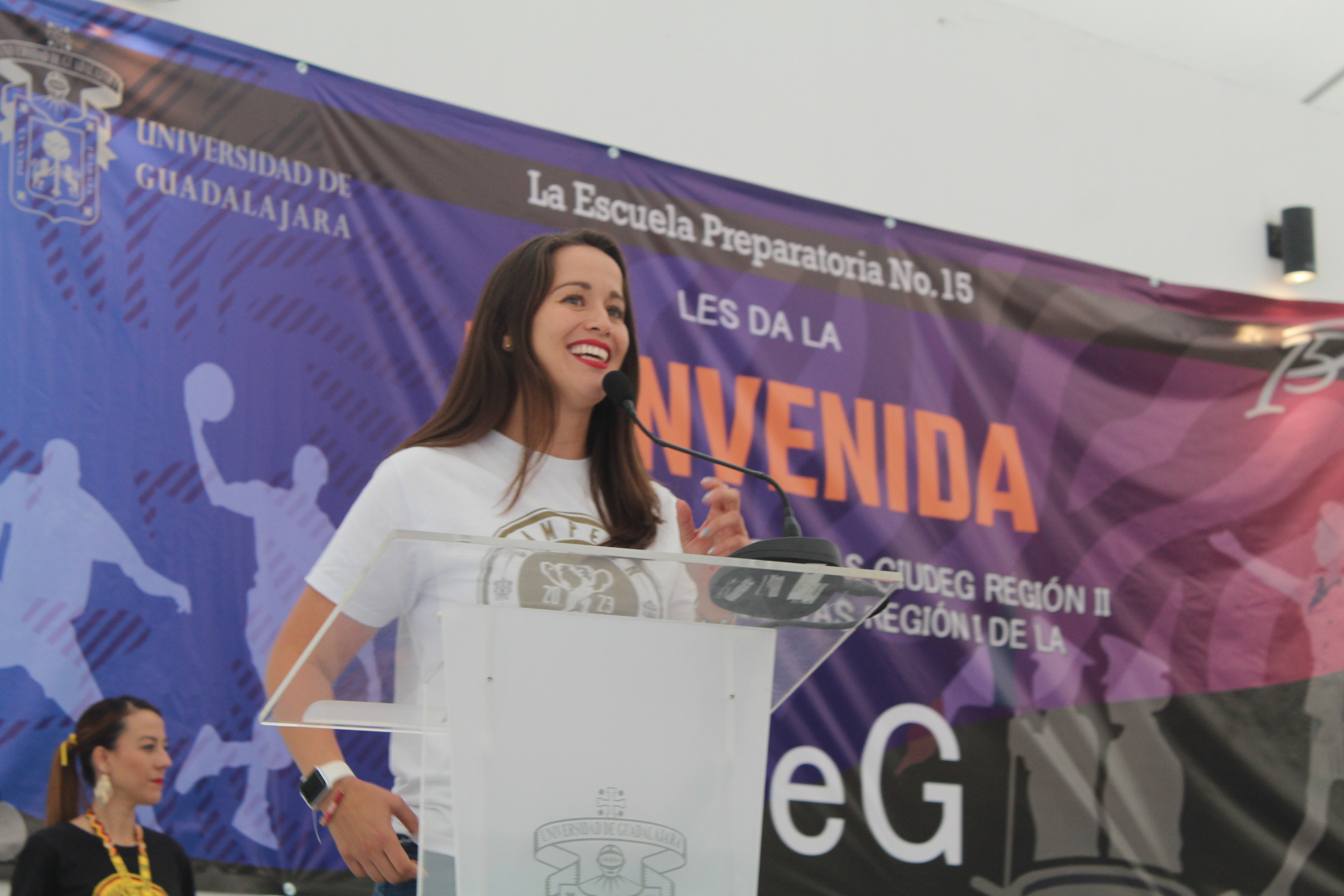 maestra Sofía Villaseñor González en uso de la voz