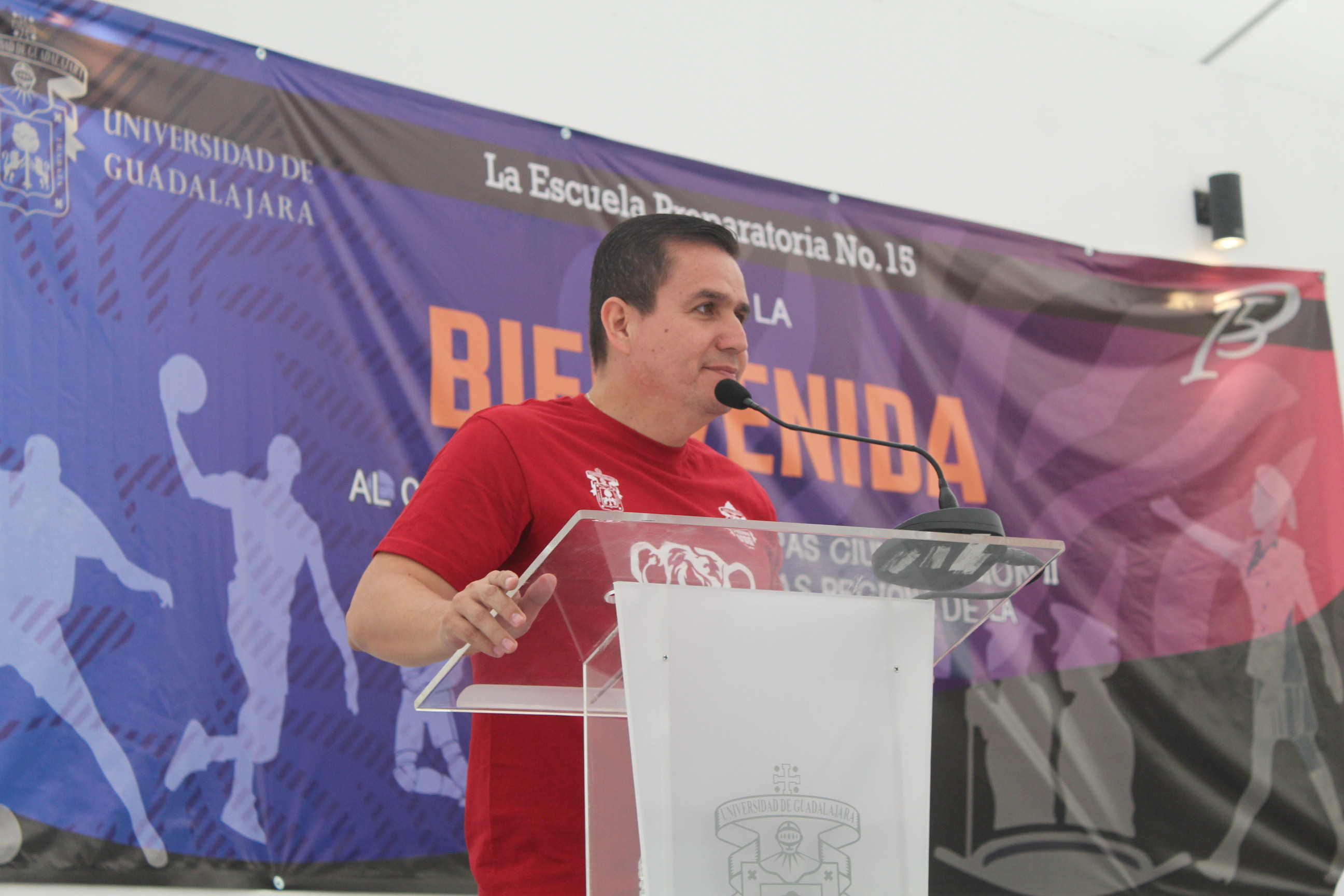 maestro César Barba Delgadillo en uso de la voz