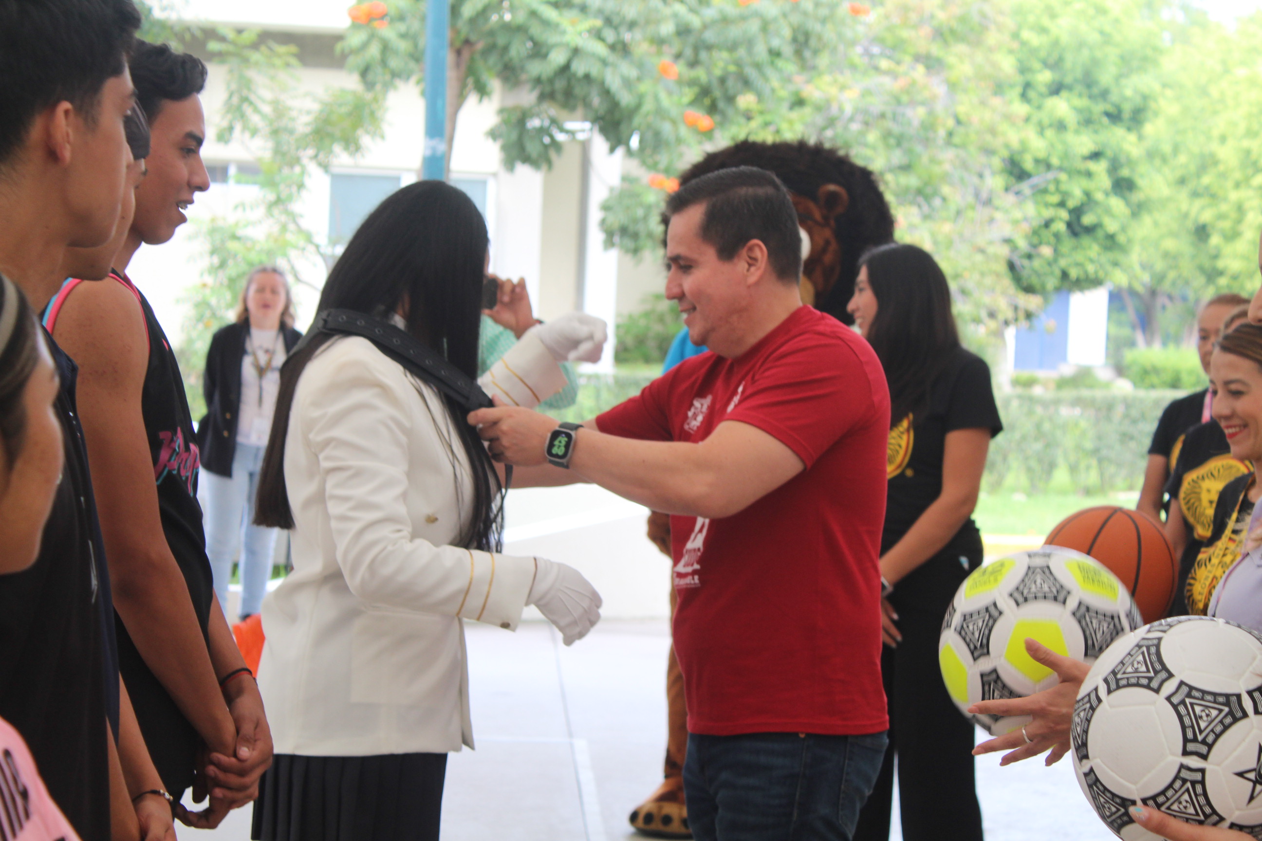 Autoridades del evento junto a participantes del evento