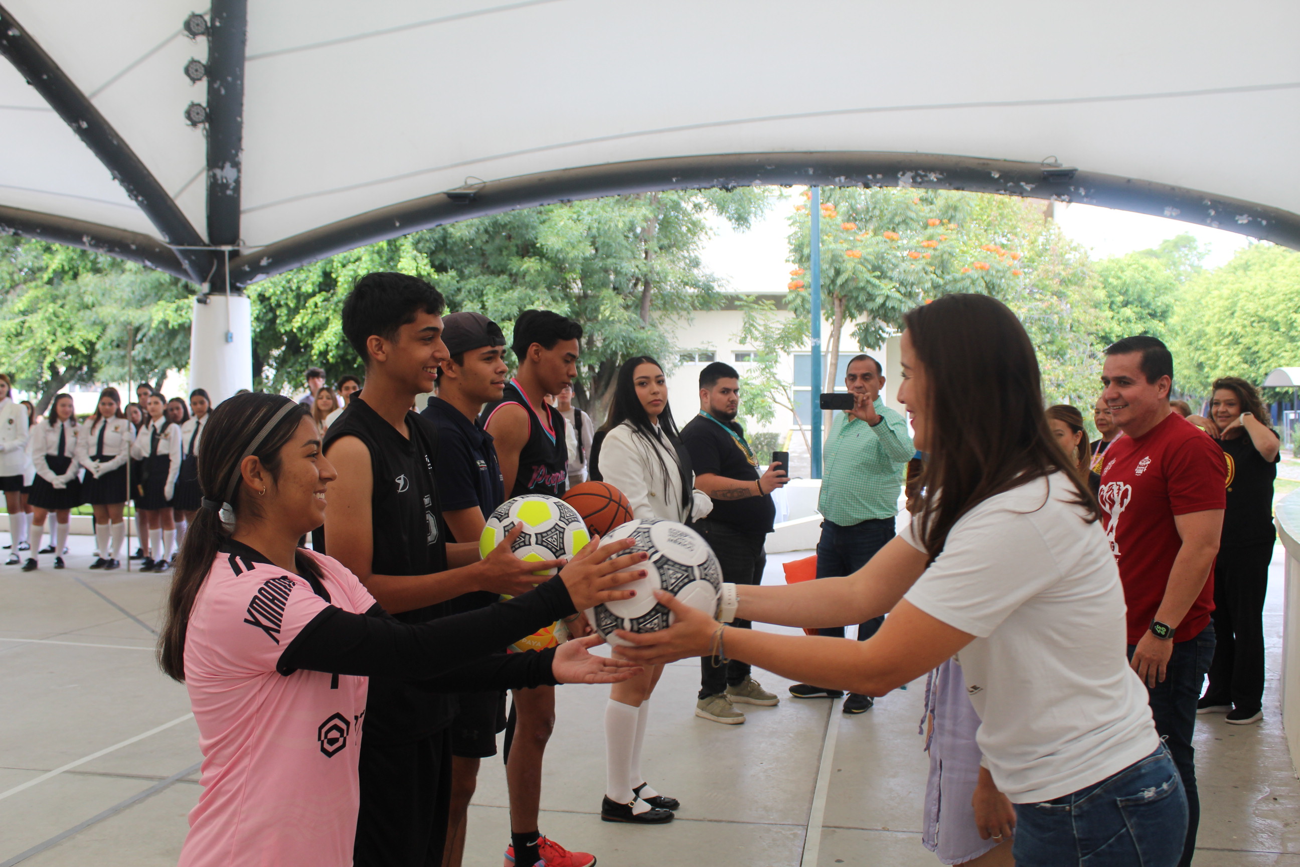 Autoridades del evento junto a participantes del evento