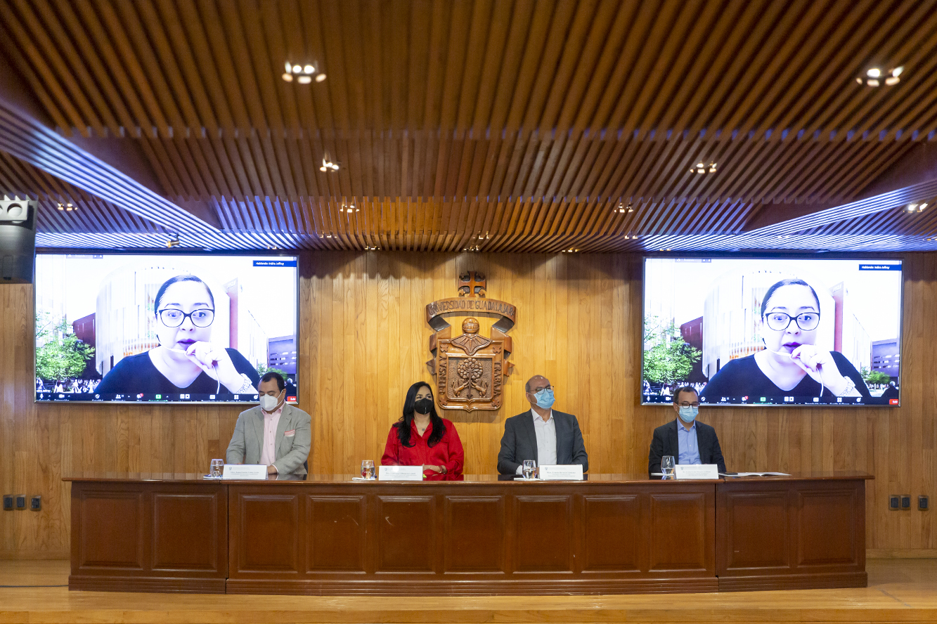 Autoridades del evento en presídium