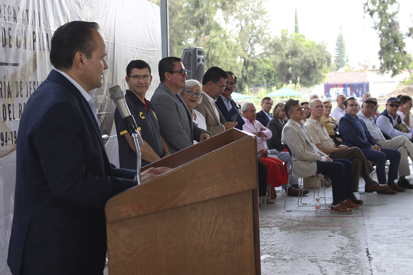 Autoridades del evento frente a asistentes al evento