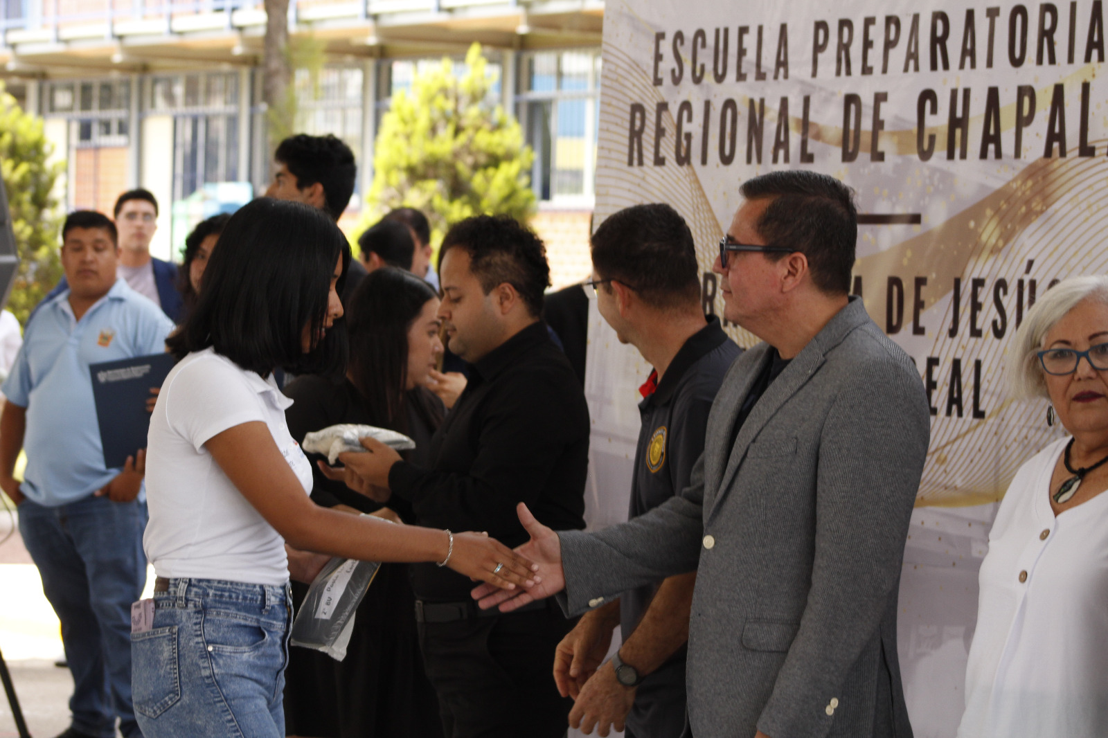 Autoridades del evento frente a asistentes al evento