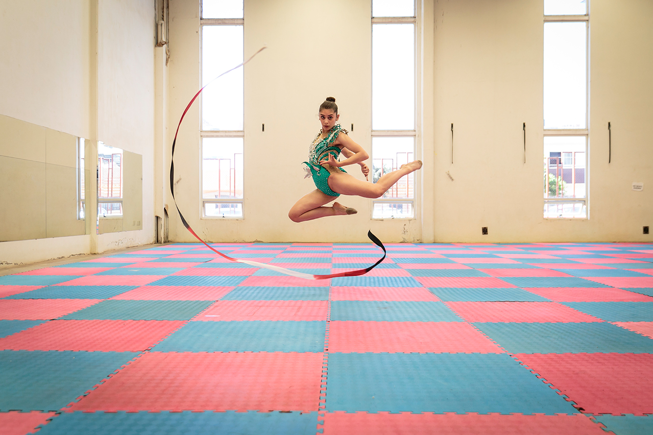 Saray Lomelí Barajas estudiante de la Preparatoria de Tepatitlán de Morelos ejecutando rutina de gimnasia rítmica