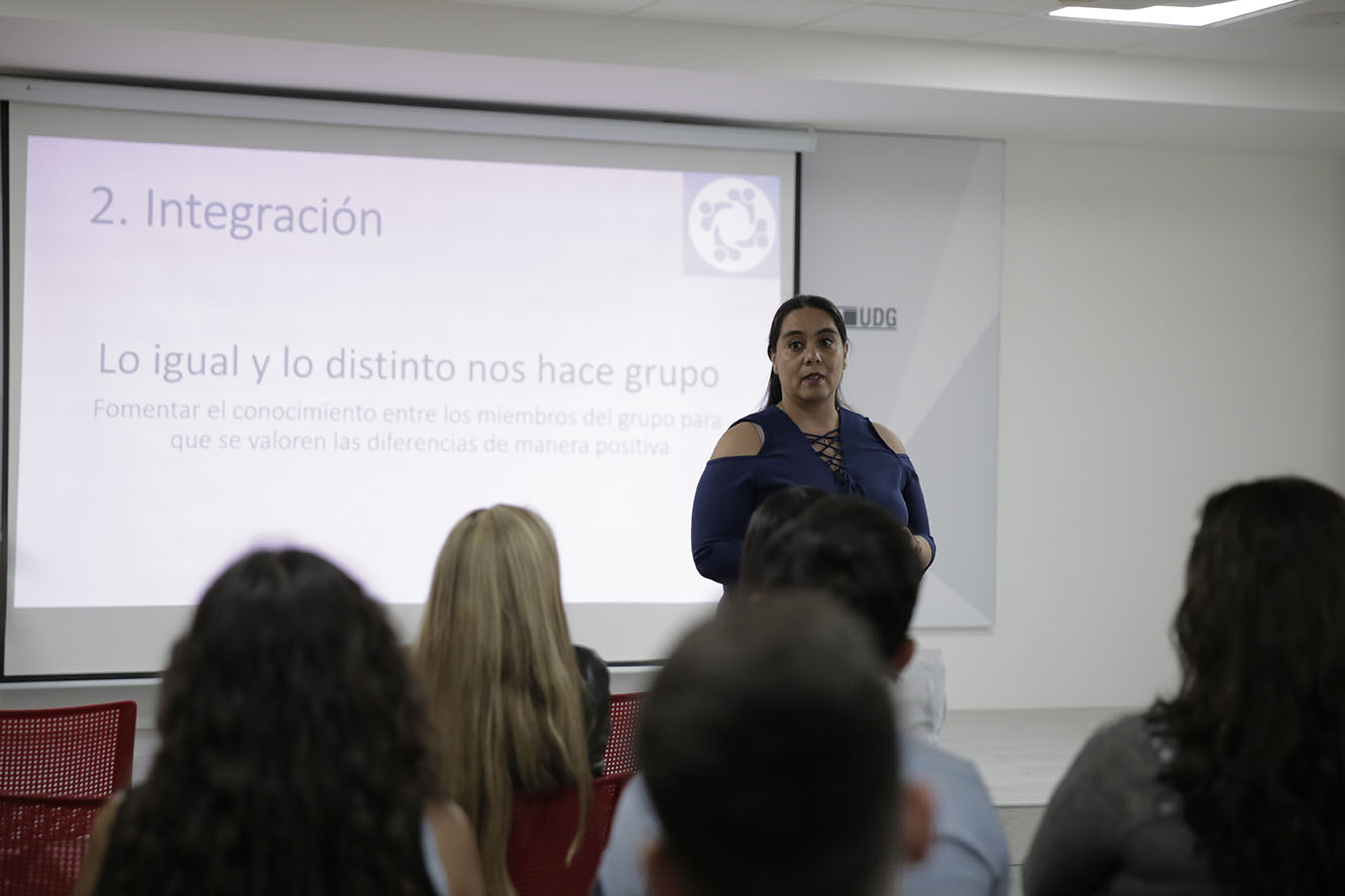 Tallerista frente a grupo