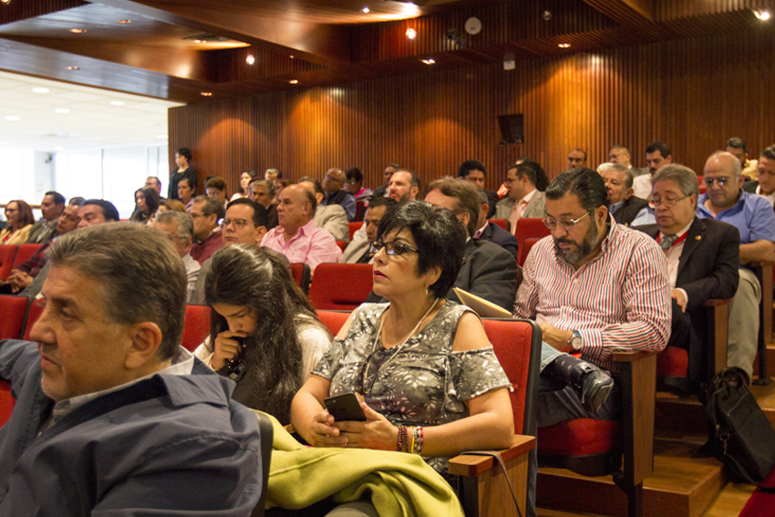 Asistentes a reunión en auditorio