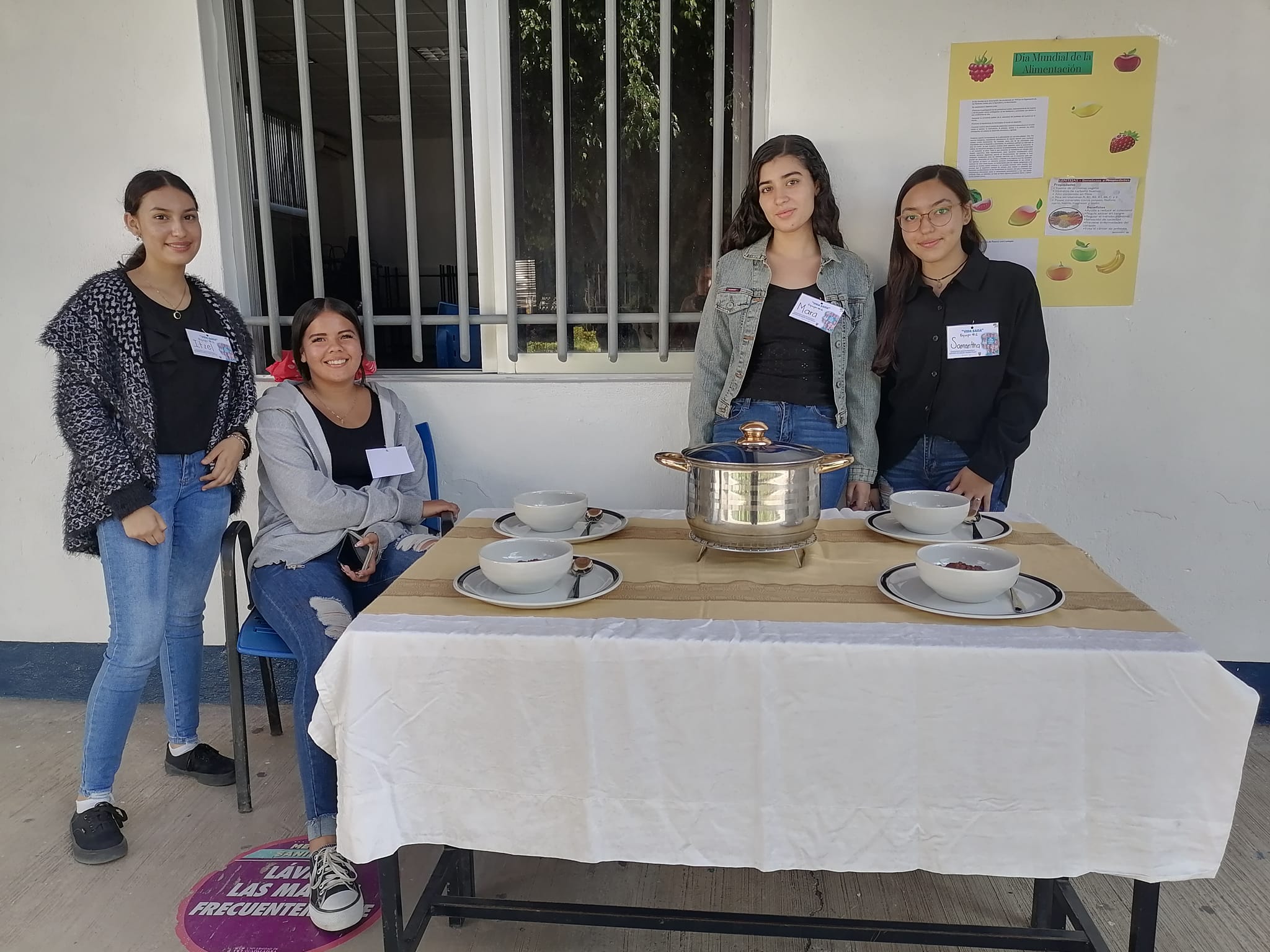 Grupo de alumnos en exposición