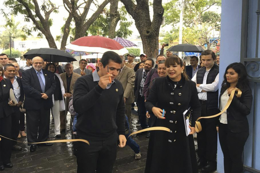 Autoridades del evento en corte del listón
