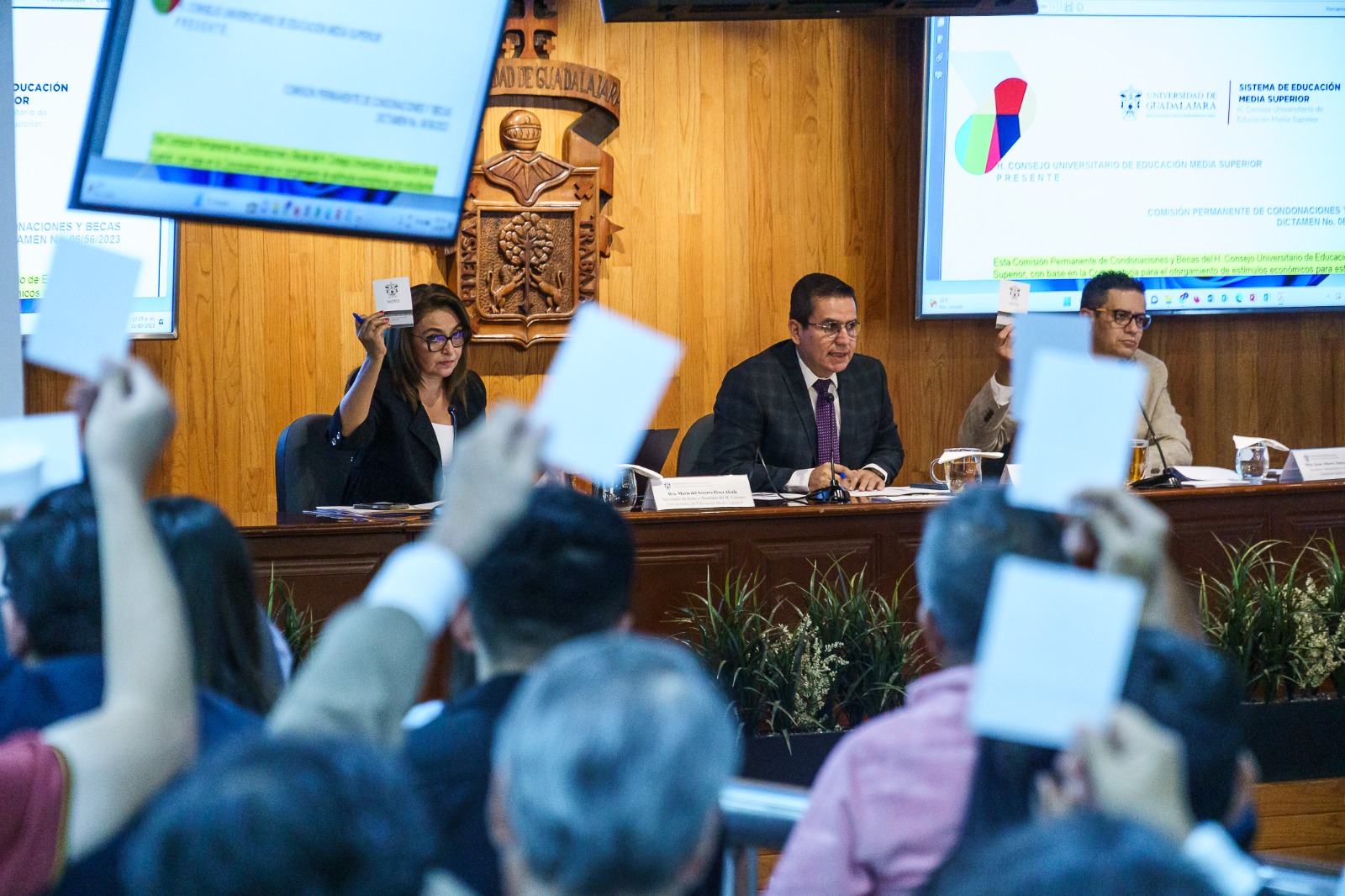 Autoridades del evento en presidium frente a asistentes en auditorio