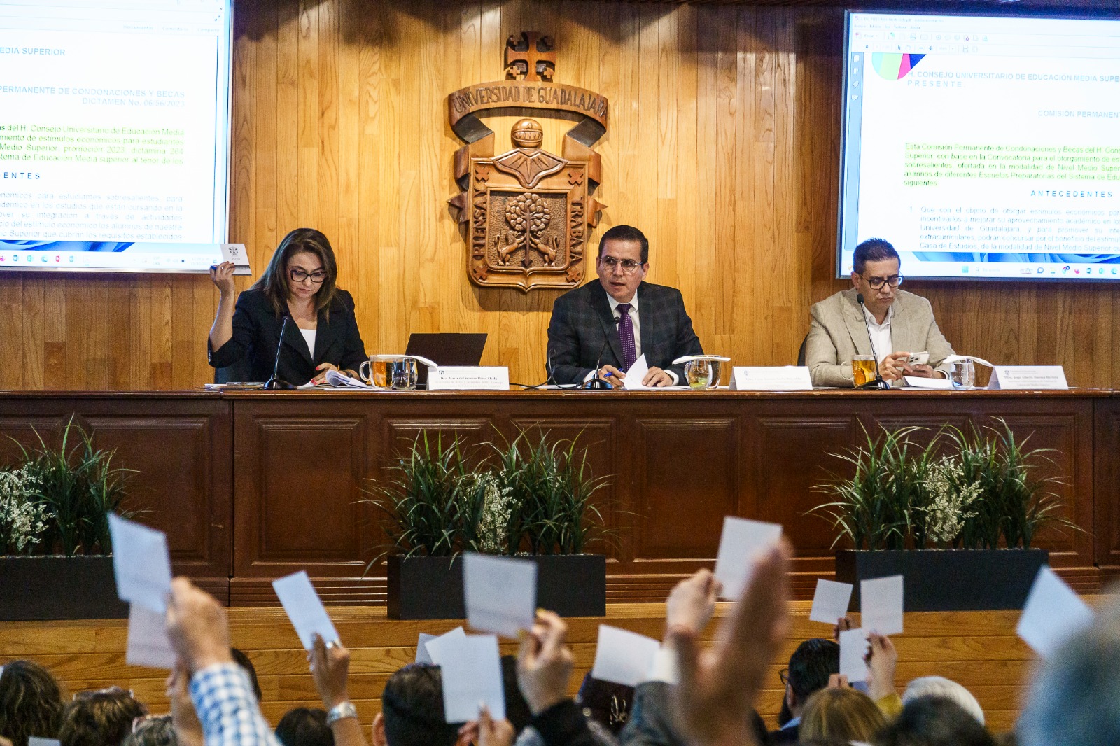 Autoridades del evento en presidium frente a asistentes en auditorio