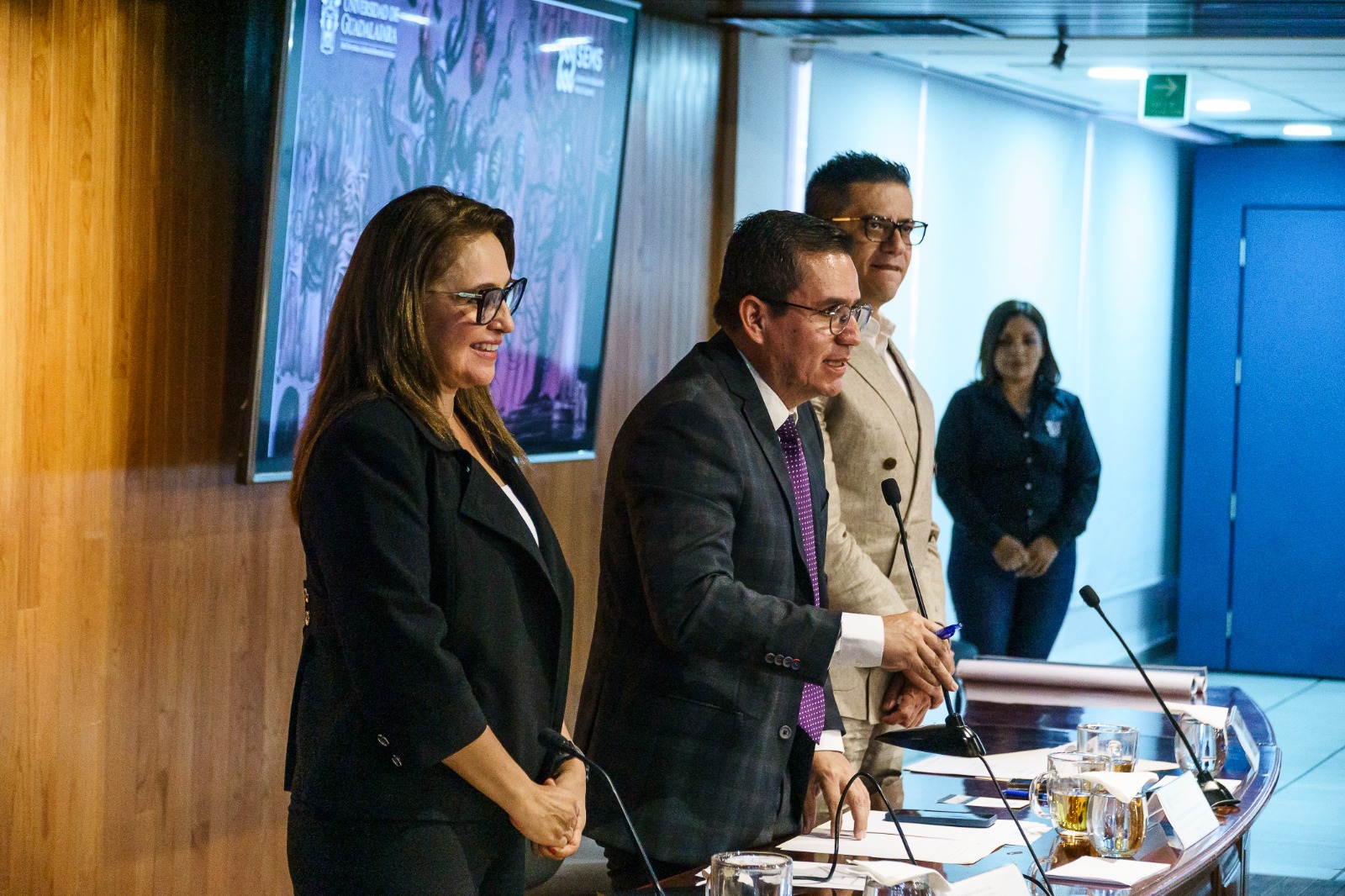 Autoridades del evento en presidium frente a asistentes en auditorio