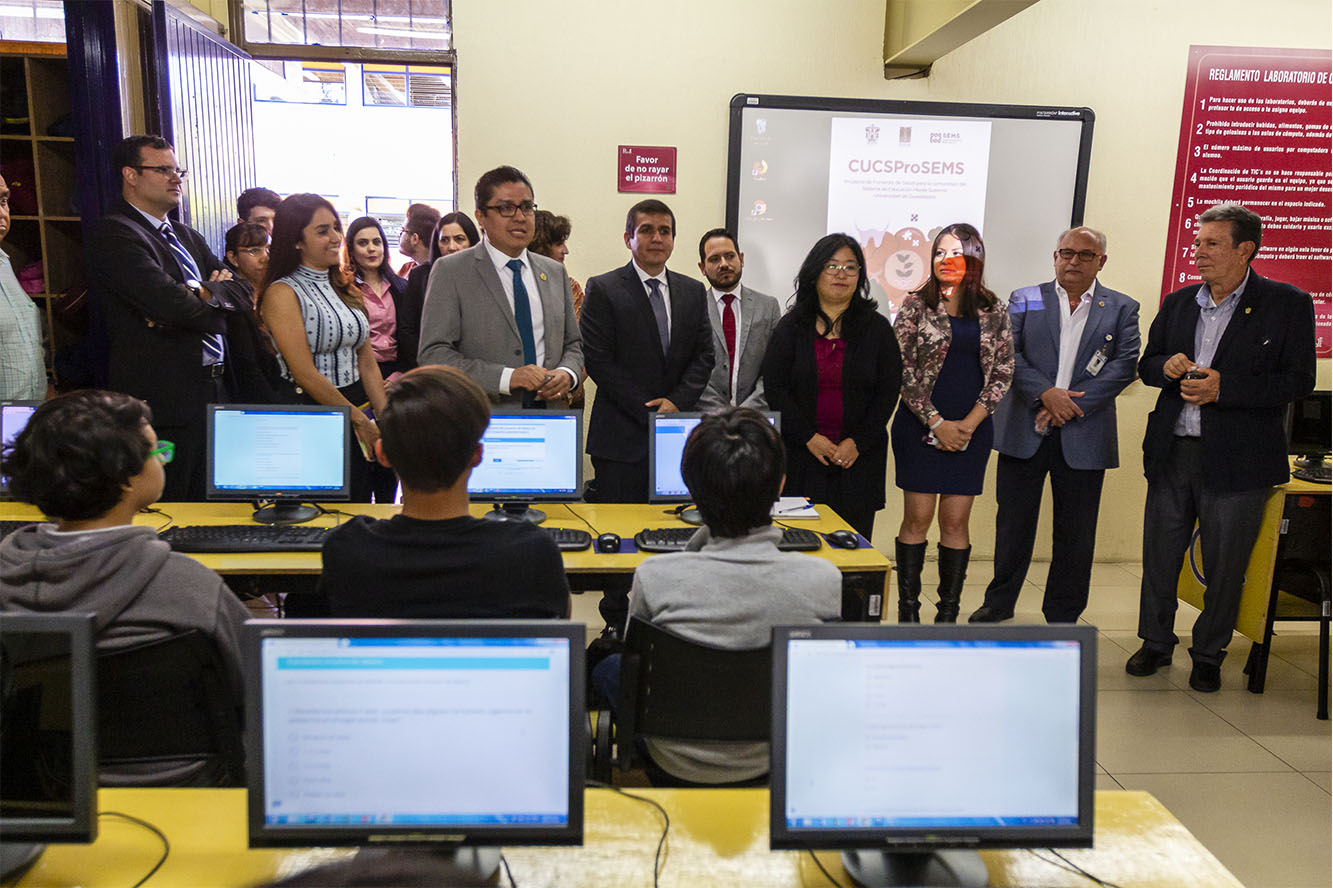 Autoridades del evento y alumnos