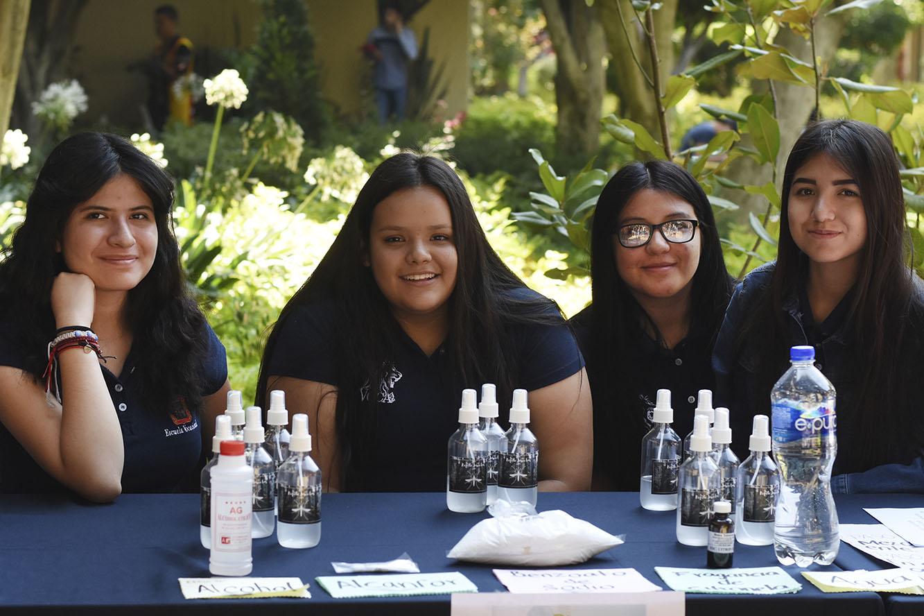 Alumnas en estand