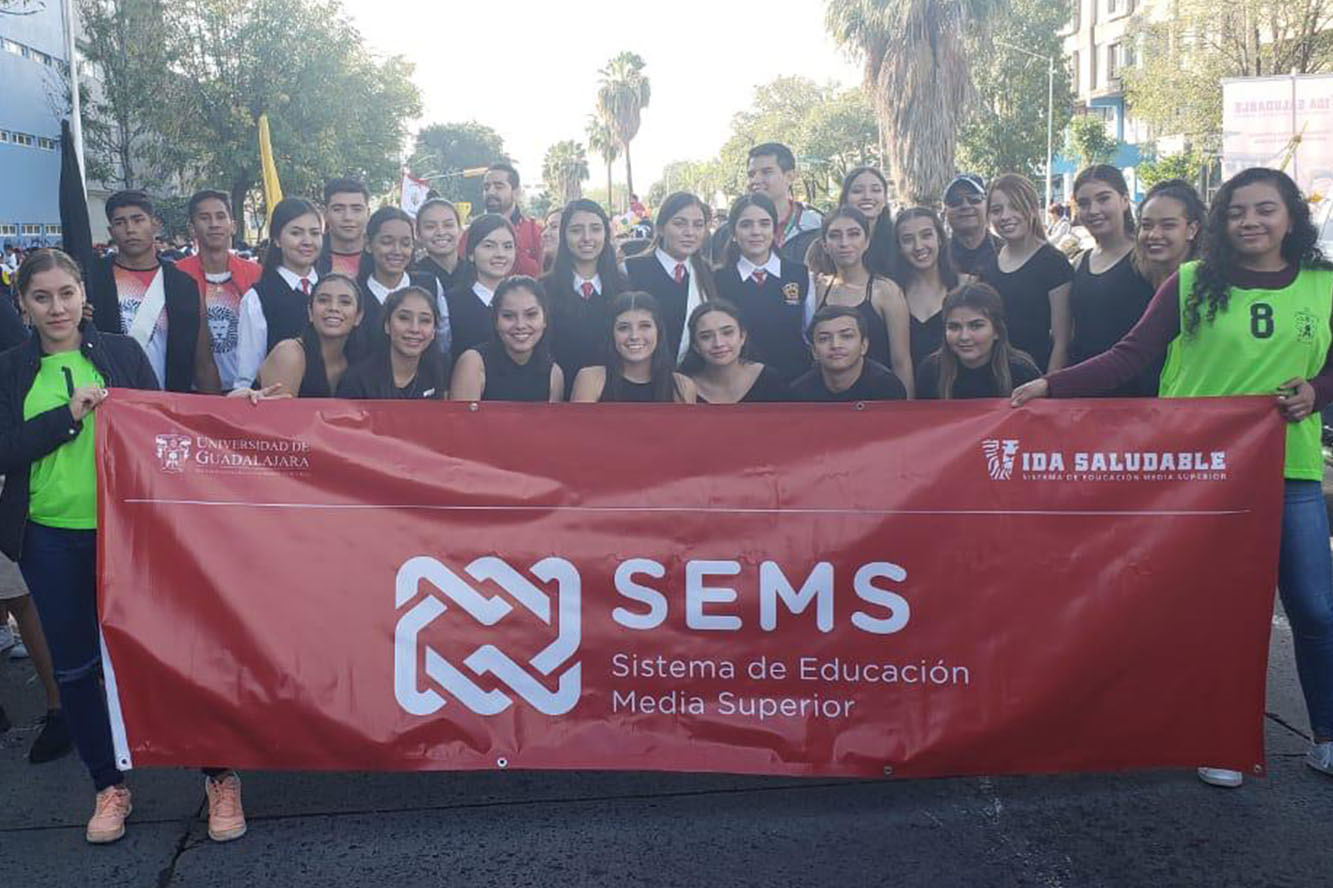 Alumnos en desfile