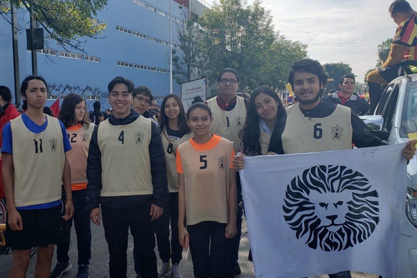 Alumnos en desfile