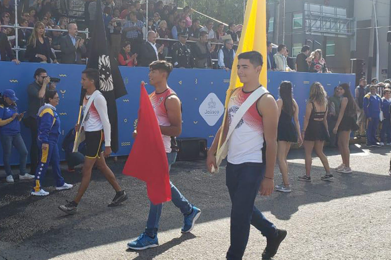 Alumnos en desfile