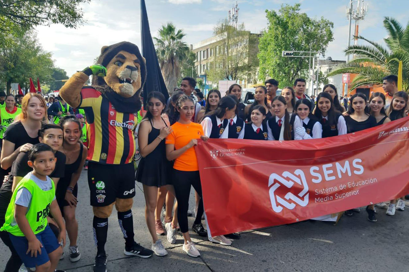 Alumnos en desfile