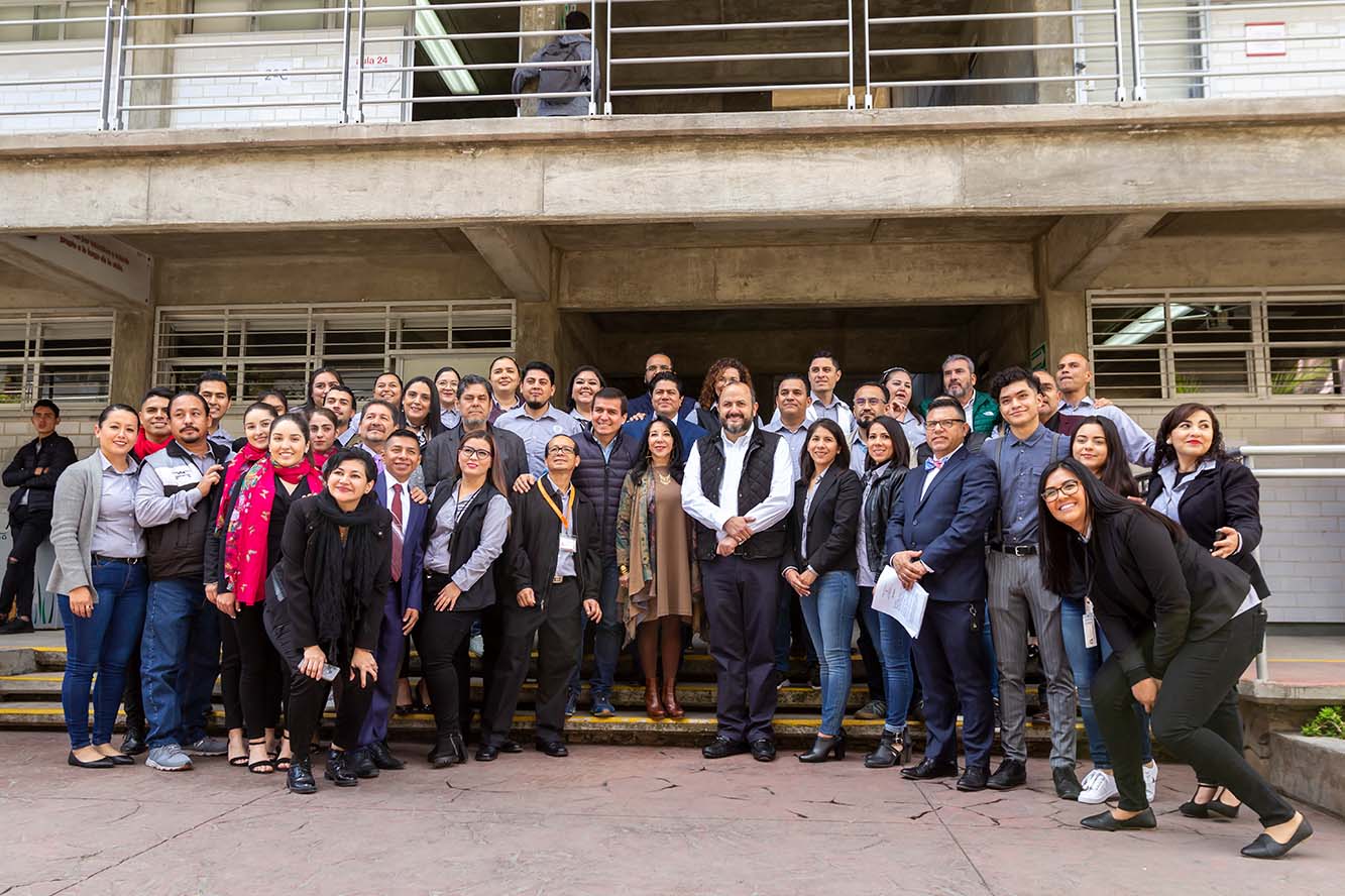 Autoridades de la u d g junto a personal del plantel