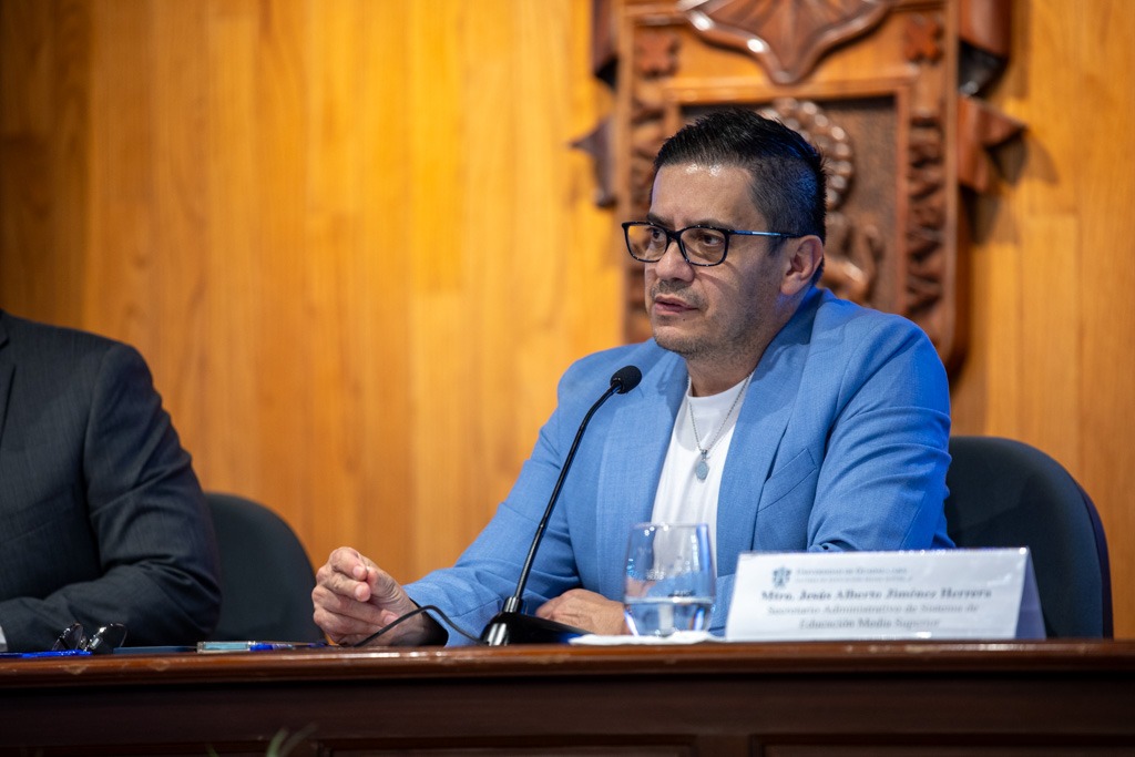 maestro Jesús Alberto Jiménez Herrera secretario administrativo del sems en uso de la voz