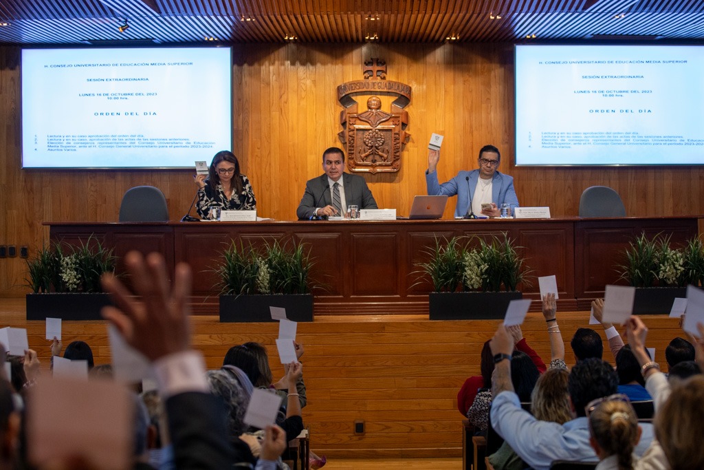 Autoridades del evento en presidium frente a asistentes en auditorio