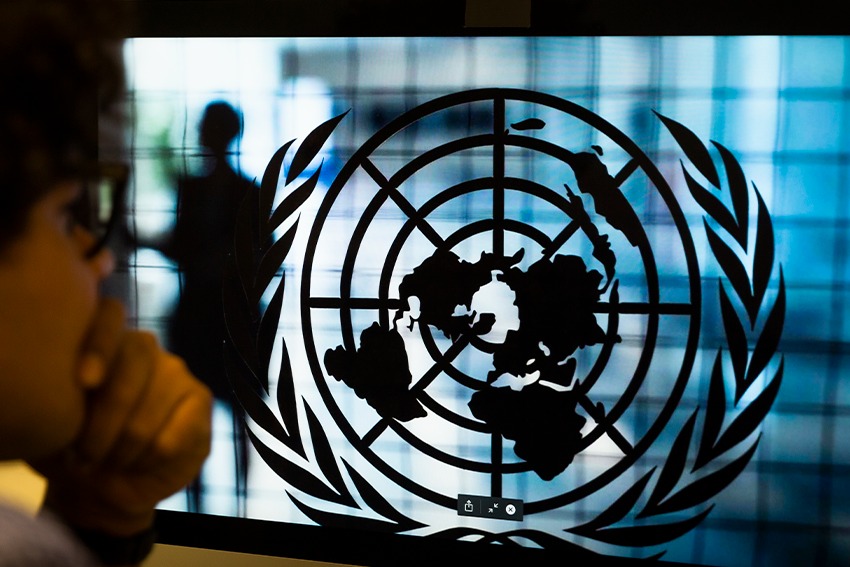 Hombre observa logo de onu
