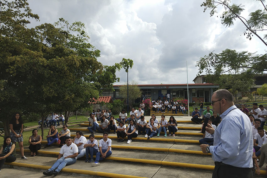 Alumnos en escaleras